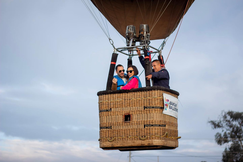 Otavalo: Passeio de balão de ar quente ao nascer do sol sobre o Lago San Pablo