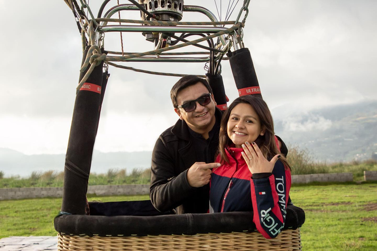 Otavalo: Passeio de balão de ar quente ao nascer do sol sobre o Lago San Pablo