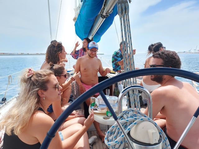 Descubre Barcelona: Navega y Nada Tour compartido en velero por la costa