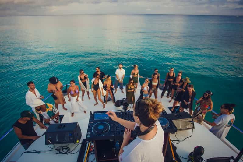 private yacht dinner cancun