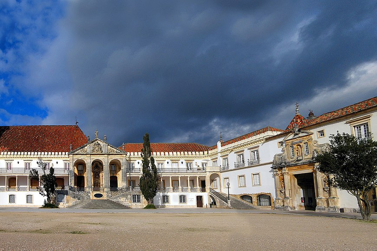 From Lisbon: Private Transfer to Porto with City Stops3 Stops