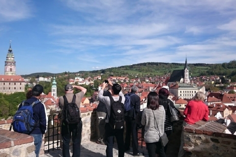 Český Krumlov: 1 día desde Praga con almuerzo en una tabernaTour en francés