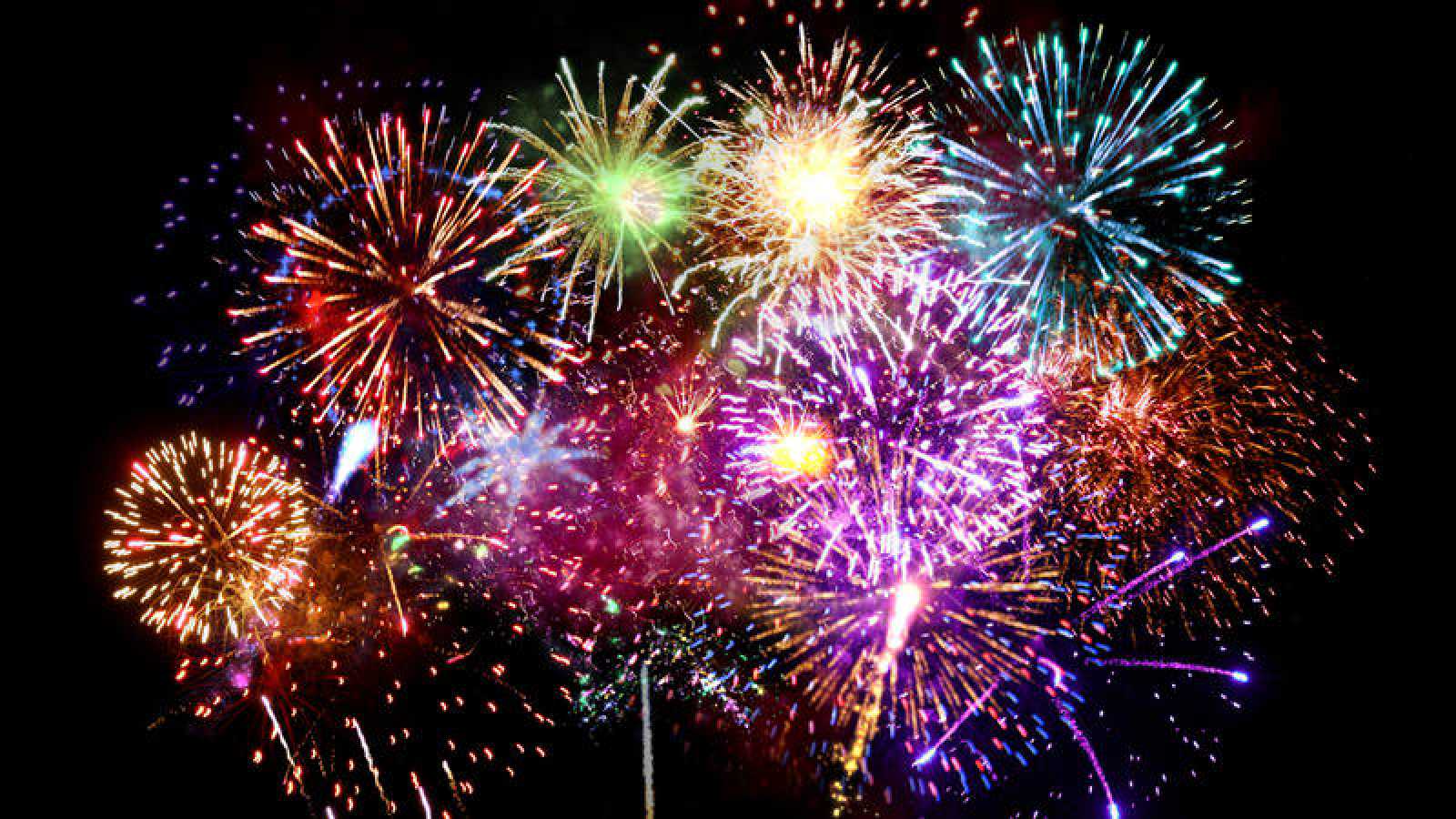 Cambrils: Abendliche Kreuzfahrt mit Feuerwerk und Getränken