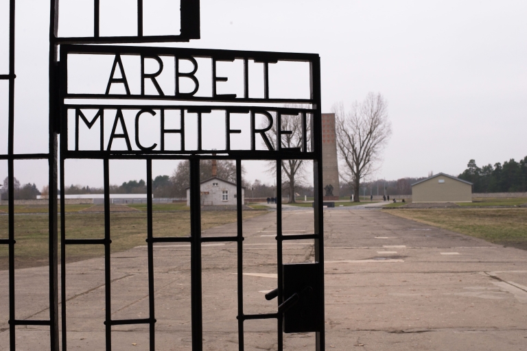 Berlin et Sachsenhausen - Visite privée en voiture ou en trainExcursion d'une journée à Berlin et Sachsenhausen avec un véhicule privé