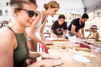 Montepulciano, cours de fabrication de pâtes avec dégustation et vin - Hizvo