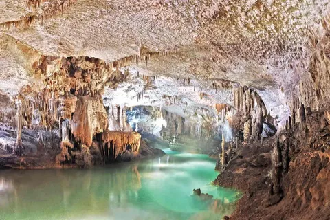 Beirut: Gruppresa till Jeita Grotto, Harissa, Byblos & Lunch