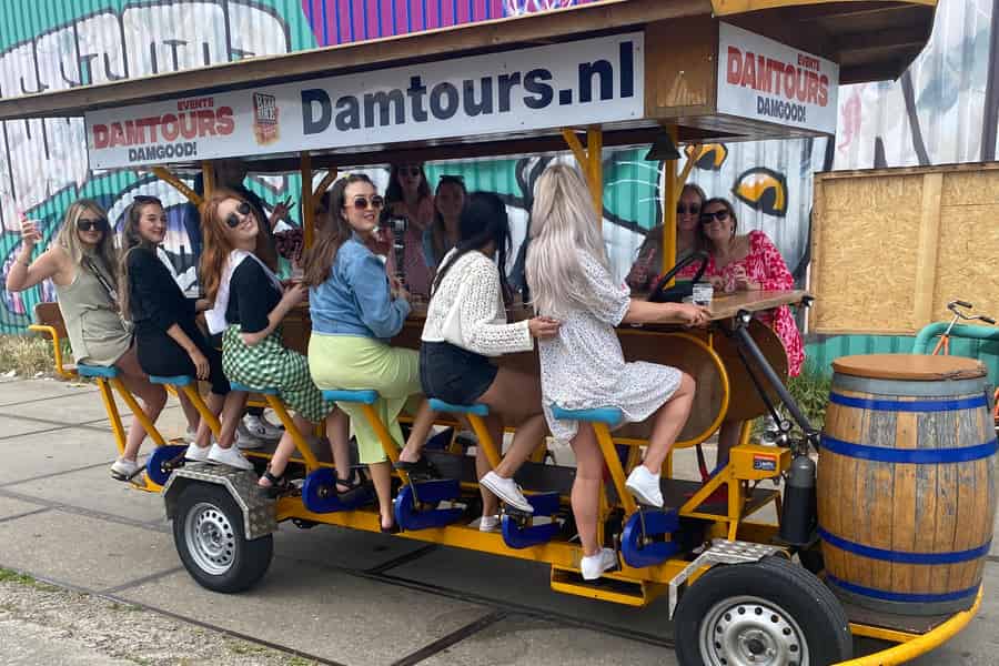 Amsterdam: Gemeinsame Party-Bike-Tour mit Bier. Foto: GetYourGuide Amsterdam: Gemeinsame Party-Bike-Tour mit Bier. Foto: GetYourGuide