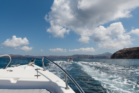 Santorini: Aluguel de barco sem licença com gelo, água e frutas