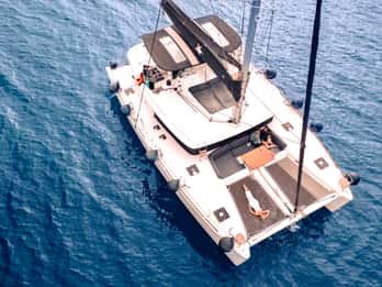 Santorini: Catamaran Cruise with Lunch, Drinks, & Oia Visit