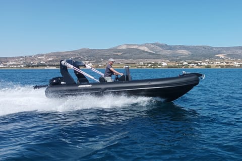 Da Paros: noleggia una barca RIB Triton con skipper opzionale