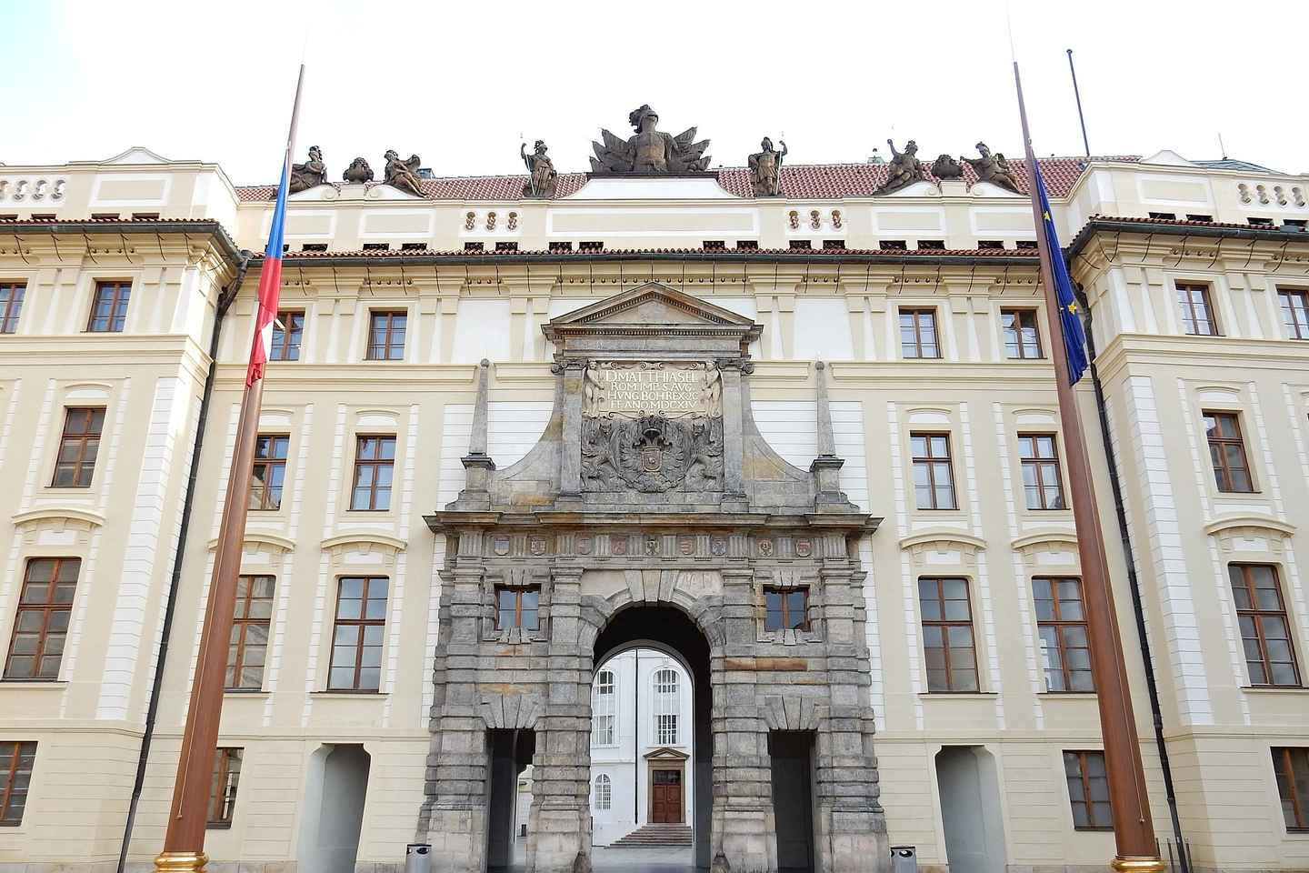 Prague: Castle and Lesser Town Walking Tour with Local Guide