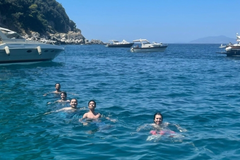 Desde Sorrento: Excursión Privada en Barco de Día Completo por Capri con Bebidas