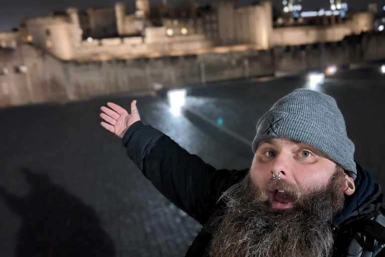 Londra: Passeggiata dei fantasmi e giro in barca sul TamigiPasseggiata con i fantasmi e giro in barca sul Tamigi in inglese