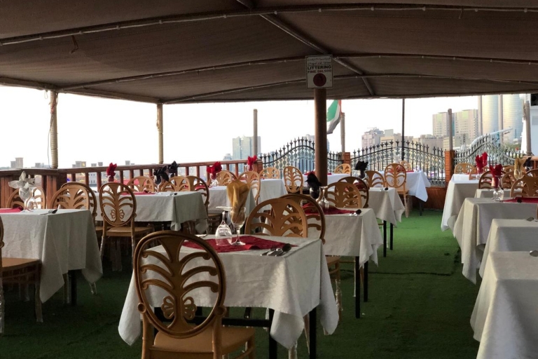 Dubai: 90-minütige Dau-Dinnerfahrt mit UnterhaltungDubai Marina: Dau-Bootsfahrt