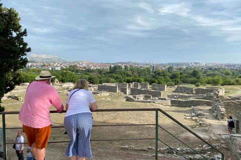 Split: Salona Open-Top Bus Trip and Diocletian's Palace Tour