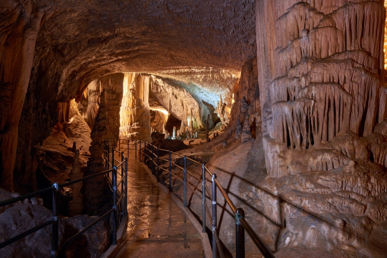 Van Bohinj: Postojna Cave & Predjama Castle Day TourVanuit Bohinj: Postojna grot & Predjama kasteel dagtour