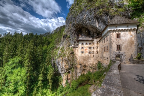 Van Bohinj: Postojna Cave & Predjama Castle Day TourVanuit Bohinj: Postojna grot & Predjama kasteel dagtour