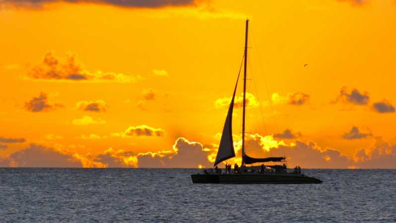 Cambrils: crociera in catamarano al tramonto sulla Costa Dorada con bevande