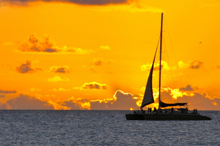 Cambrils: Costa Dorada Sunset Catamaran Cruise with Drinks