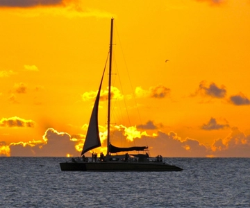 Cambrils: Costa Dorada Sunset Catamaran Cruise with Drinks