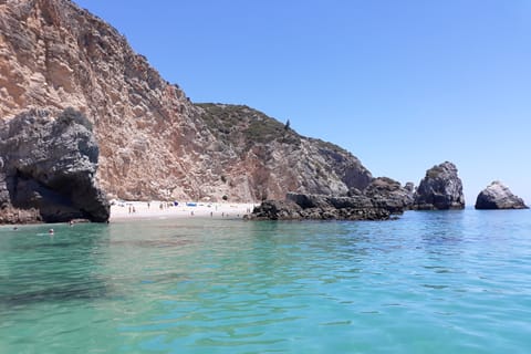 Sesimbra: Secret Bays and Beaches Boat Tour with Snorkeling