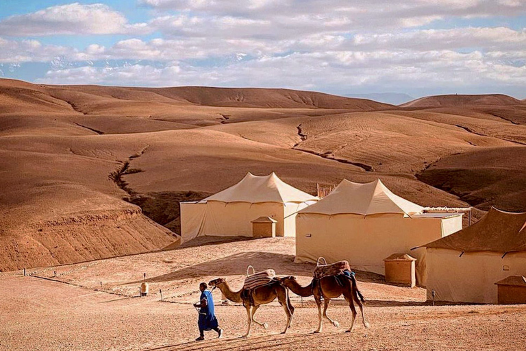 Excursão ao deserto de Agafay saindo de Marrakech com pausa para o pôr do solDe Marrakech: pôr do sol no deserto de Agafay e jantar