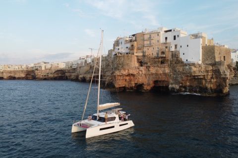 Polignano a Mare: Tour in catamarano a vela con aperitivo