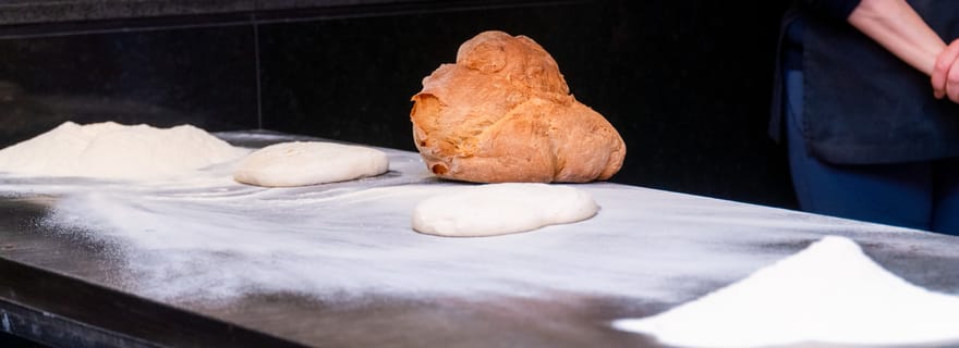 Matera : Atelier de fabrication de pain dans une boulangerie locale