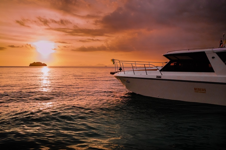 Krabi : Dîner privé sur 4 îles et coucher de soleil en bateau rapide de luxeAu départ de Krabi : Excursion privée en bateau à moteur avec brunch buffet sur 4 îles