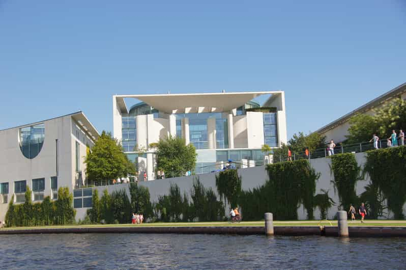 Berlin: Dinner-Kreuzfahrt auf der Spree mit Prosecco