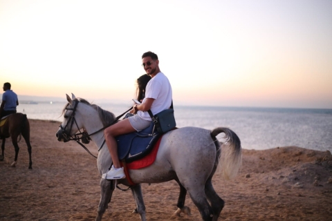 Hurghada: Wycieczka konna po wybrzeżu Morza Czerwonego z posiłkiem