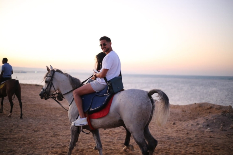 Hurghada: Wycieczka konna po wybrzeżu Morza Czerwonego z posiłkiem