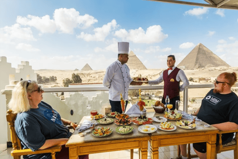 Kair: Kolacja Great Pyramid Inn z widokiem na piramidy