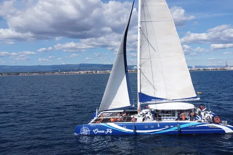 Cambrils : Croisière d'une journée en catamaran sur la Costa Dorada avec déjeuner barbecue