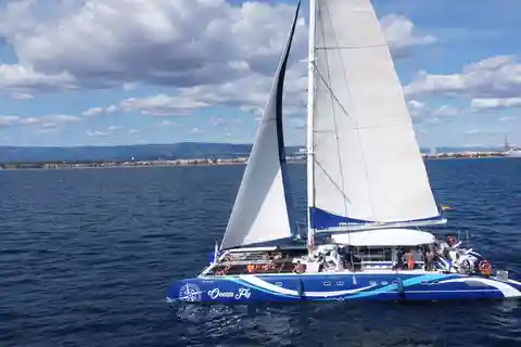 Cambrils: całodzienny rejs katamaranem Costa Dorada z lunchem z grilla
