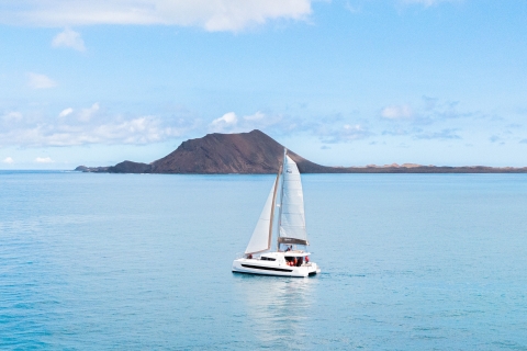 Au départ de Corralejo : Voyage en catamaran de luxe sur l'île de Lobos avec paella