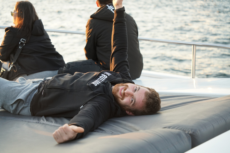 Bosporus-Morgenkreuzfahrt auf einer Luxusyacht - Besuch eines Palastes