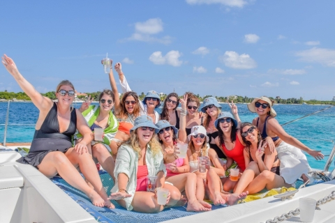 Isla Mujeres : Catamaran avec plongée en apnée, Open Bar et transfertVisite avec bar à volonté et transferts à l'hôtel