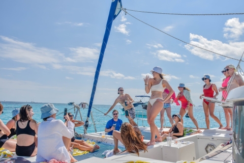 Isla Mujeres: Catamaran met snorkel, open bar en transferRondleiding met open bar en hoteltransfers
