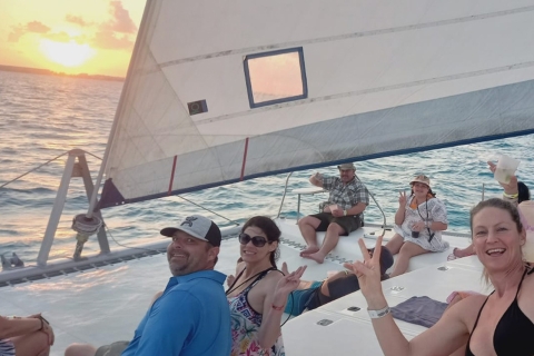 Isla Mujeres: Catamaran with Snorkel, Open Bar, and Transfer Tour with Open Bar and Meeting Point