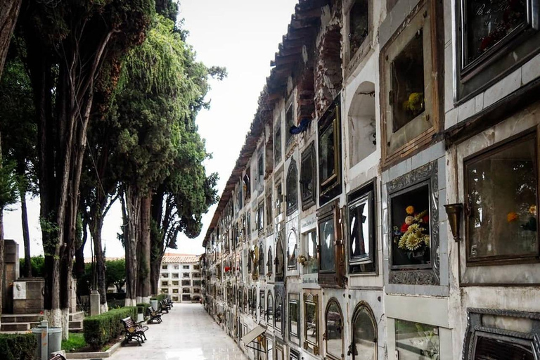 Sucre: Historical tour in the old and beautiful cemetery