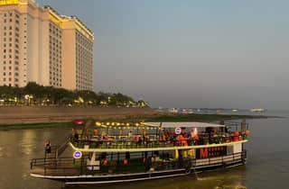 Phnom Penh: Bootsfahrt im Abendrot, Bier, Softdrinks & Barbecue-Buffet