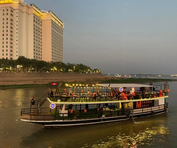 Phnom Penh: Cruzeiro ao pôr do sol com cervejas ilimitadas e buffet de churrasco