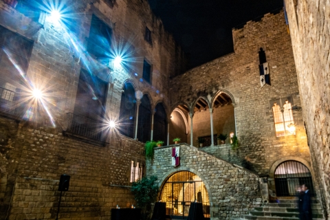 Barcelona: Requesens Palace Tour en middeleeuwse show