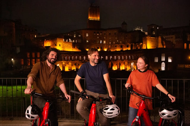 Roma: Excursión nocturna en E-Bike de calidad con cena opcional