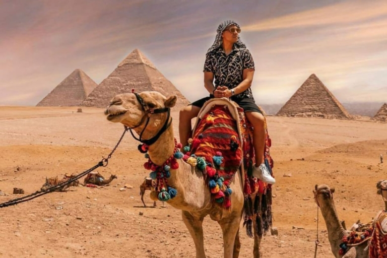 Jazda na wielbłądzie lub konno wokół piramid