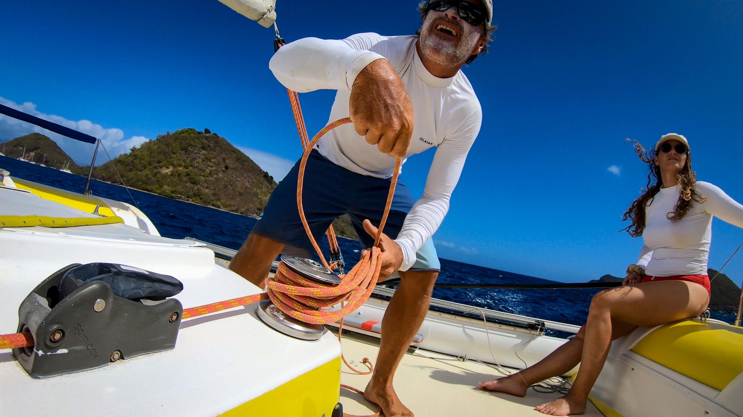 Segelnder Katamaran in La Baie des Saintes