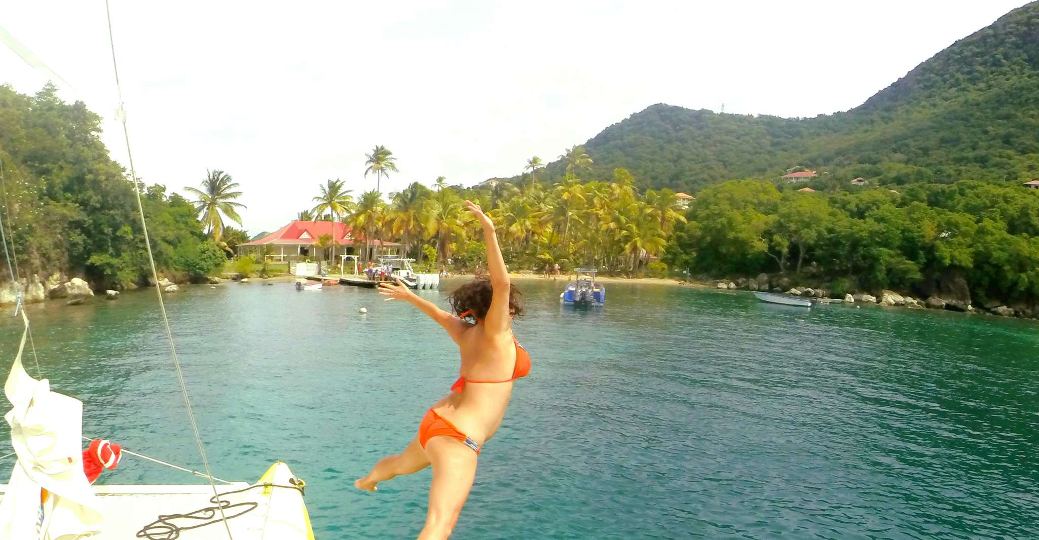 Sailing catamaran in La Baie des Saintes - Housity