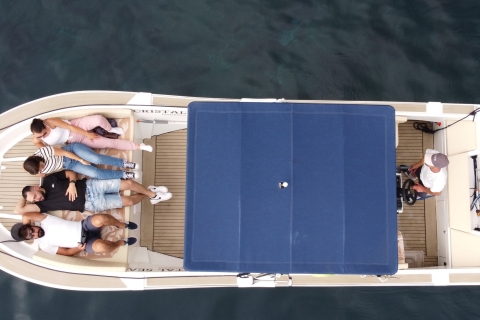 Funchal: Prywatna wycieczka łodzią o zachodzie słońca z napojami i przekąskami