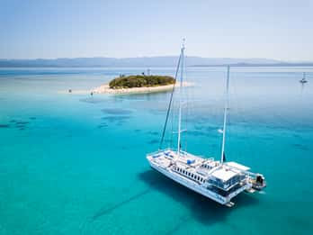 Da Port Douglas: Tour in barca a vela della Grande Barriera Corallina delle Low Isles